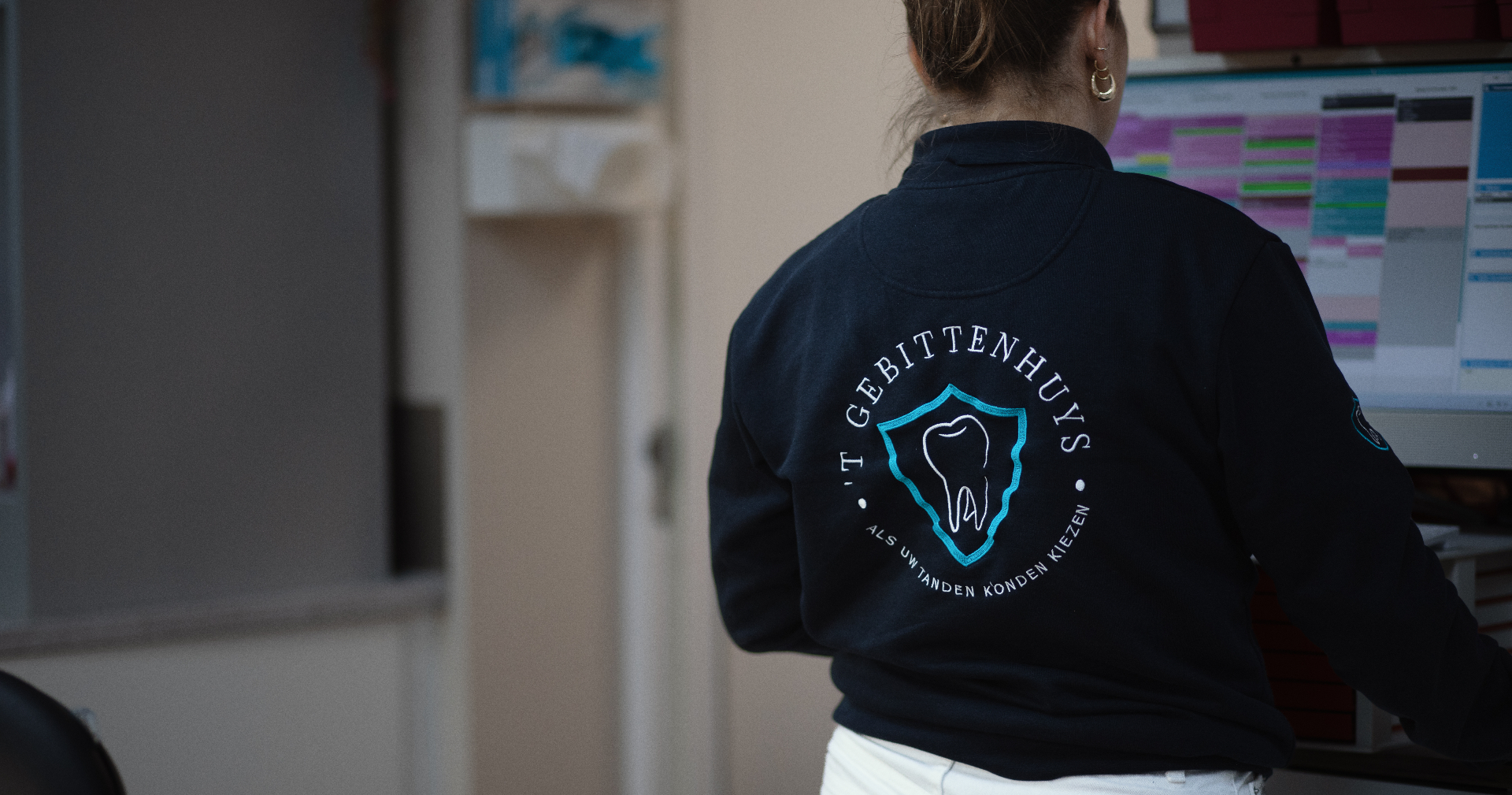 Medewerker van 't Gebittenhuys aan het werk